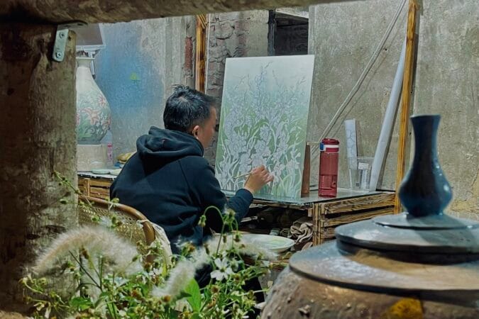 During a visit to Bat Trang pottery village in Hanoi, you will have the opportunity to witness firsthand the artisans painting and decorating their pottery products.