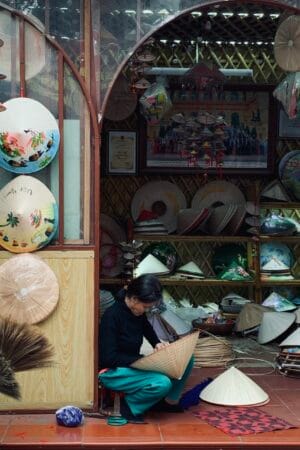 Artisan Ta Thu Huong, one of the famous artisans of Chuong conical hat village