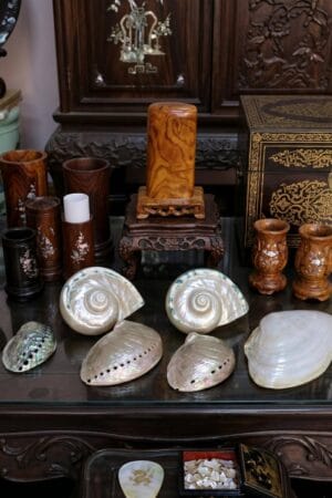 Carefully selected, high-quality clam and oyster shells are used as raw materials for mother-of-pearl inlay artwork.