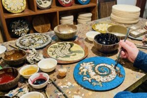 The dragon painting was decorated by visitors using traditional lacquer painting techniques.